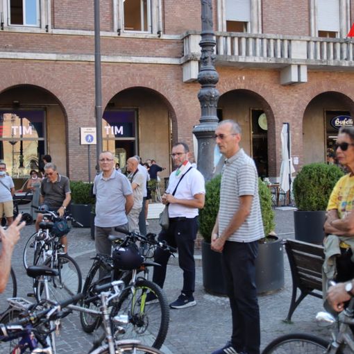 L'assessore Berzano durante un incontro con i ciclisti (Archivio - MerfePhoto)