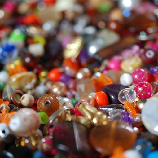 Acciaio chirurgico o metallo: quale scegliere per i bijoux?