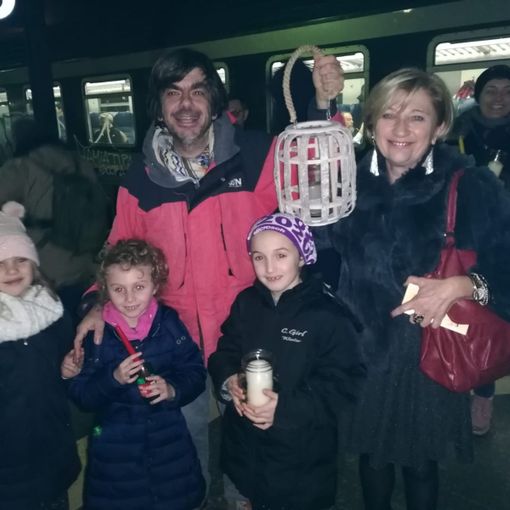 Un gruppo di Bimbisvegli della scuola di Serravalle ad accogliere in stazione ad Asti &quot;la Luce di Betlemme&quot;