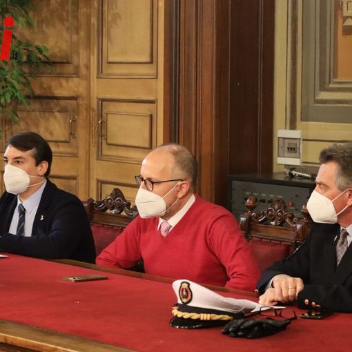 Il sindaco Maurizio Rasero e l'assessore Marco Bona in una immagine d'archivio insieme al comandante della Polizia Municipale Riccardo Saracco Il sindaco Maurizio Rasero e l'assessore Marco Bona in una immagine d'archivio insieme al comandante della Polizia Municipale Riccardo Saracco