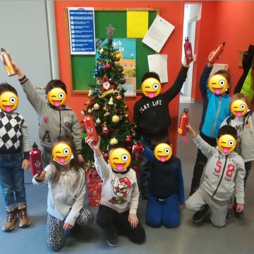 Castelnuovo Belbo promuove la sostenibilità a scuola: distribuite borracce in alluminio agli studenti