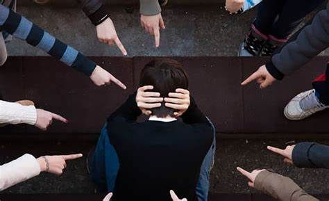 Ad Asti 700 studenti marciano contro il bullismo nel giorno di San Valentino