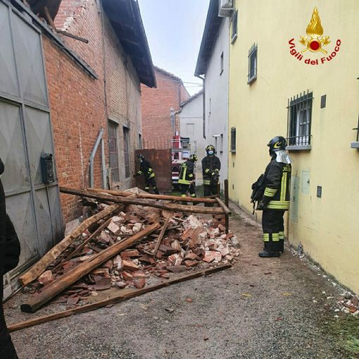 Crollata una tettoia a Buttigliera d'Asti, Vigili del Fuoco in azione: nessuna persona ferita