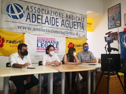 Un'immagine della conferenza presso la sede torinese dell'associazione radicale Adelaide Aglietta