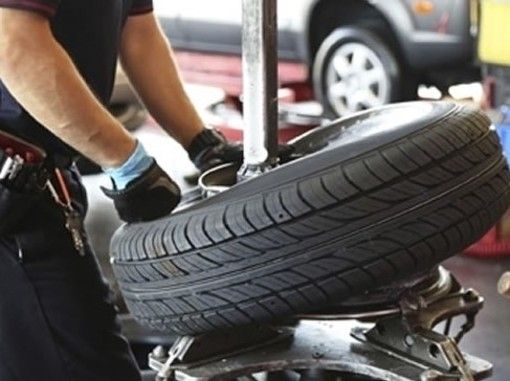 È ora del cambio gomme: da venerdì 15 aprile via le invernali