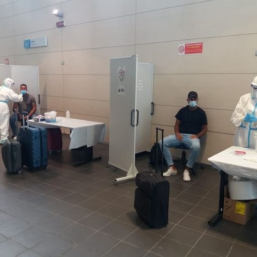 Covid, aperto il presidio per tamponi all'aeroporto di Caselle per chi rientra dall'estero (FOTO)