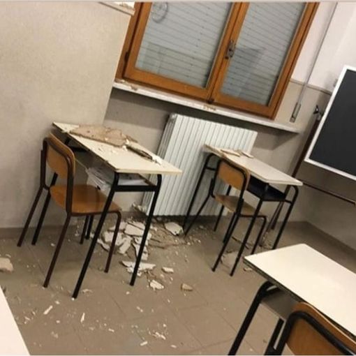 Una bufala i calcinacci nella succursale del Monti. Il preside Marino: &quot;Solo polistirolo della controsoffittatura&quot;