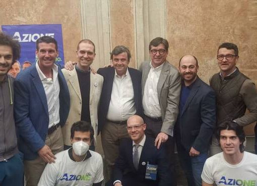 Federico Lucia (accosciato al centro) con Fausto Fogliati, Marco Demaria e altri esponenti di Azione in occasione della visita del leader Carlo Calenda ad Asti