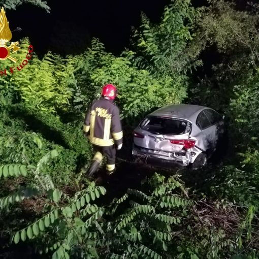 Incidente a Camerano Casasco, auto finisce in una scarpata