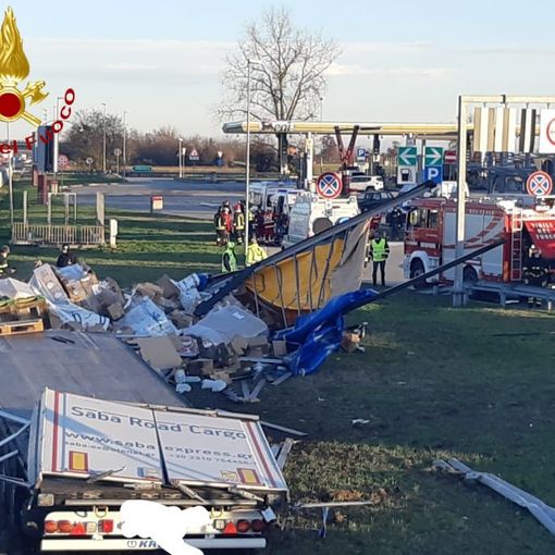 Incidente oggi sulla A21 all'altezza dell'autogrill di Villanova. Tir finisce in un prato