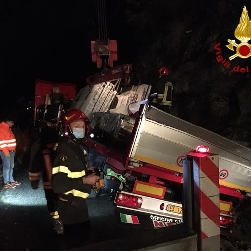 Camion carico di lastre, esce di strada. Necessario l'intervento dell'autogru dei Vigili del Fuoco