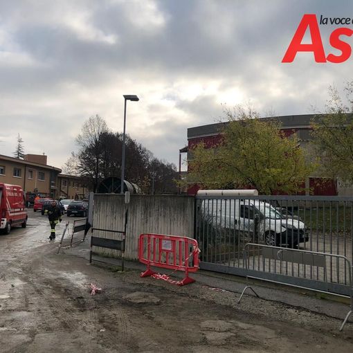 A Canelli tecnici al lavoro per il guasto che ieri ha provocato una fuga di gas. Il Pellati oggi rimarrà chiuso