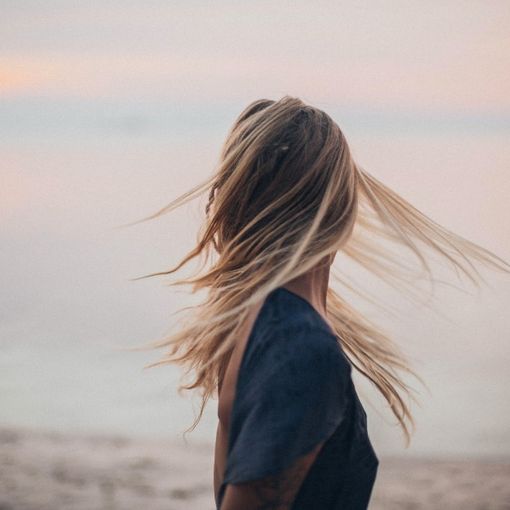 Non hai tempo per lavarti i capelli? Con questi piccoli trucchi i capelli delle ragazze saranno comunque favolosi