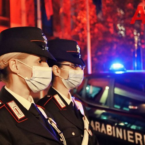 Carabinieri di Asti, fuori la caserma con la macchina di sfondo