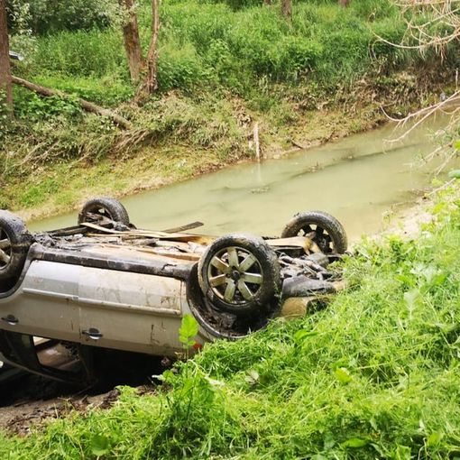 Carcassa di auto recuperata da volontari Protezione civile