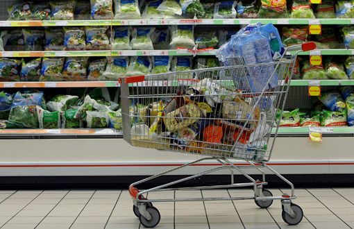 Un carrello della spesa in supermercato