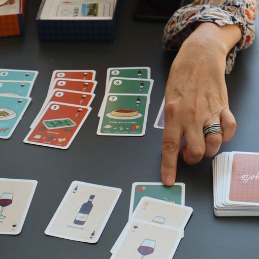 Il gioco dell'estate parla di vino, cibo e territorio. 110 carte, un 'fagotto' e un 'tirabosson'