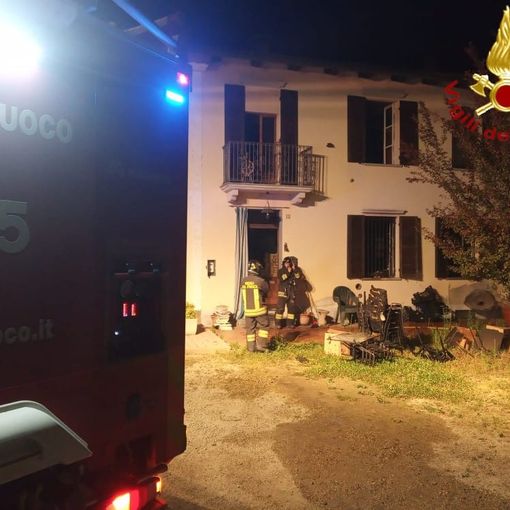 Incendio a Rocca d'Arazzo. In fiamme la stanza di una casa, i vigili del fuoco hanno evitato gravi conseguenze