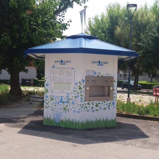 Una delle casette dell'acqua installate in città (immagine d'archivio)