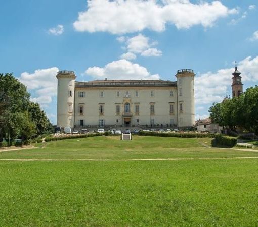 Il castello di Costigliole d'Asti, cui sono destinati fondi per il restauro del Salone degli Specchi