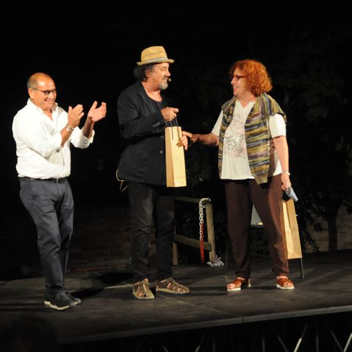Pubblico e divertimento per il &quot;ritrovo poetico&quot; di Antonio Catalano, &quot;Mi arrendo alle fragole&quot;