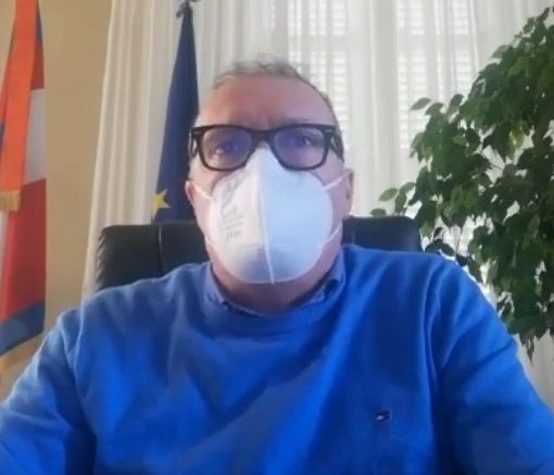 Il sindaco durante la diretta Facebook