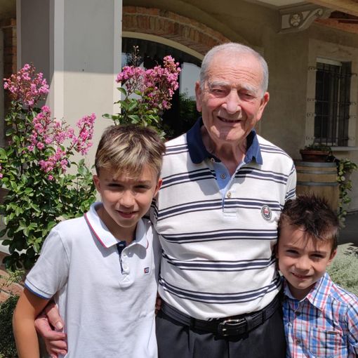 Gianni Cavarino con i nipotini (foto autorizzata e donata dalla famiglia)
