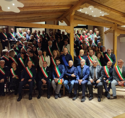 Foto di gruppo per i partecipanti alla &quot;Cena dei sindaci&quot;