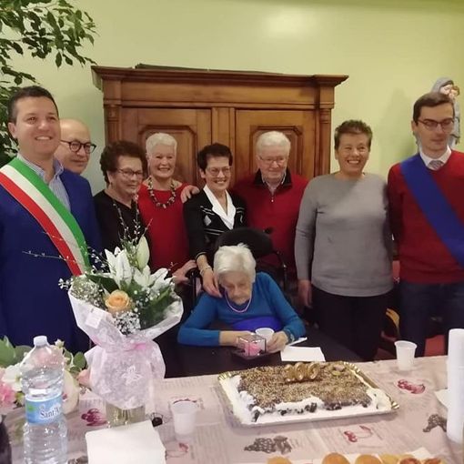Noemi attorniata dai suoi familiari con il sindaco e il presidente della Provincia