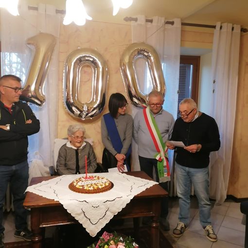 Festa a Costigliole per i 100 anni di Costantina Giberti, Patriarca dell'Astigiano