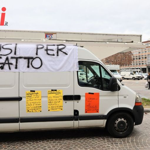 Il mercato di Asti torna &quot;in piazza&quot; con una nuova protesta: &quot;Perché tutta questa fretta di mandarci via?&quot;