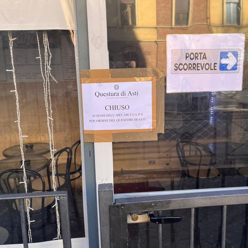Le immagini, forniteci dal titolare, che documentano la chiusura del bar e le vetrate sfasciate