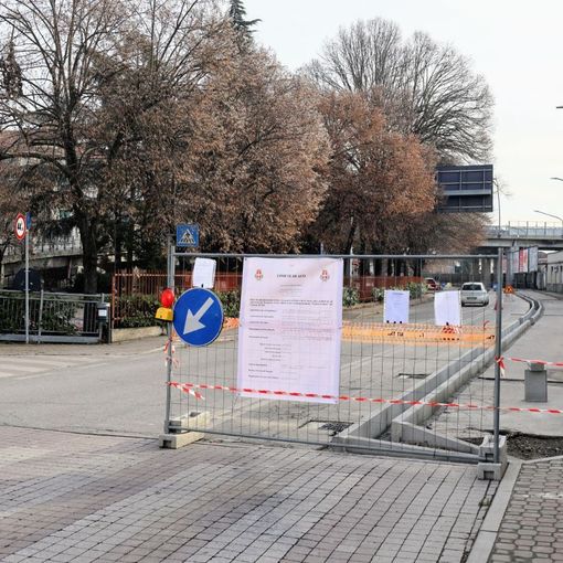 Il cantiere di realizzazione della pista ciclabile in corso Gramsci