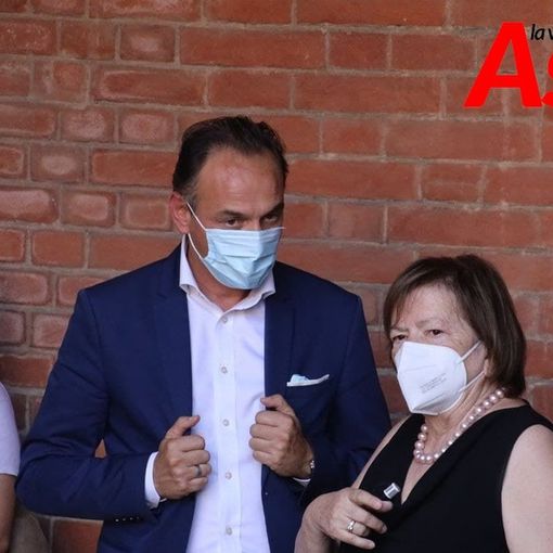 Il presidente Cirio con Mariangela Cotto durante la consegna del certificato