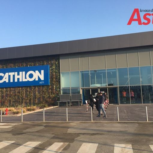 Ad Asti, code prima dell'apertura da Decathlon