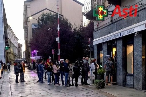 La coda in una farmacia di Asti (MerfePhoto)