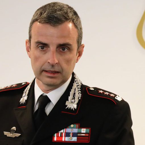Il Colonnello Breda e il Prefetto Ventrice ritratti, in occasione della Festa della Repubblica, mentre passano in rassegna il Picchetto d'Onore. Alle loro spalle il tenente Iandiorio, anch'esso al commiato astigiano
