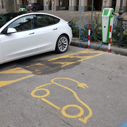 Posizionate colonnine di ricarica per auto elettriche nelle principali piazze di Asti