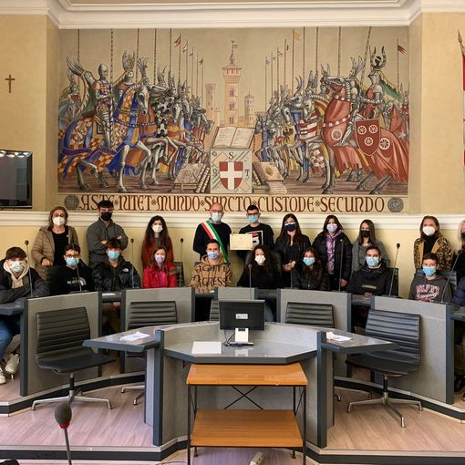 Le classi partecipanti ritratte, con sindaco e assessore Pietragalla, nella sala consiliare del Municipio di Asti