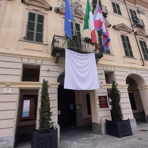 Nel tragico anniversario della strage di Capaci, anche San Damiano espone il drappo bianco in Comune