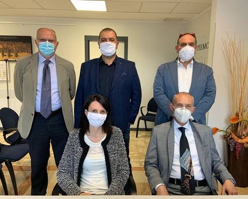 Da sinistra in piedi Alessio Cochis (Confartigianato Imprese Piemonte - dirigente), Giorgio Felici (Confartigianato Imprese Piemonte - presidente), Filippo Provenzano (CNA Piemonte - segretario). Seduti, da sinistra Francesca Coalova (Casartigiani Piemonte - portavoce) e Fabrizio Actis (CNA Piemonte - presidente)