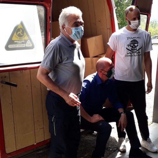 La consegna delle borse spesa da parte della Protezione civie canellese