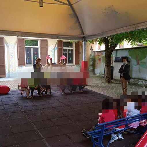 Il sindaco con i bimbi dell'asilo di via Beccaria