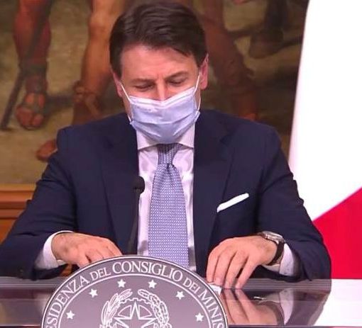 Il Piemonte è zona rossa. Da venerdì al via le restrizioni, chiusi i negozi e anche i centri estetici, ma aperti i parrucchieri