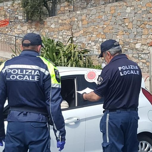 Bivaccavano all'alba nei giardini: multati 22 giovani piemontesi a Diano Marina