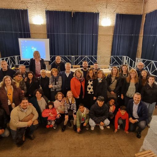 Le famiglie adottive di F.A.T.A. con il direttore del CISA, Giuseppe Occhiogrosso, l'assistente sociale Concetta Magnano  e le assistenti sociali dell'area minori