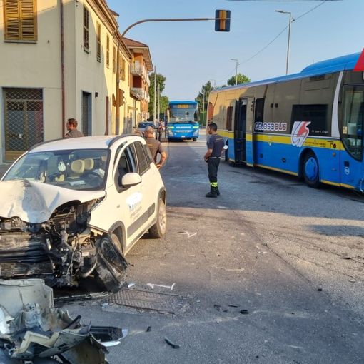 Costigliole d'Asti, scontro tra bus e auto, ferito il conducente