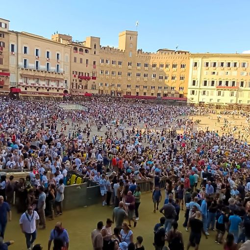 La Croce Verde Asti al Palio di Siena con alcuni volontari. In futuro gemellaggio con il Palio di Asti