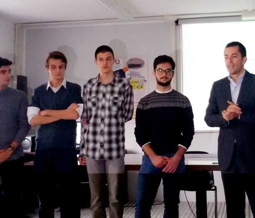 Marco Gabusi e alcuni ragazzi dell'Artom durante la presentazione
