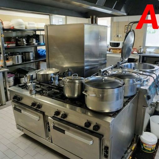 Una parte della cucina della mensa sociale
